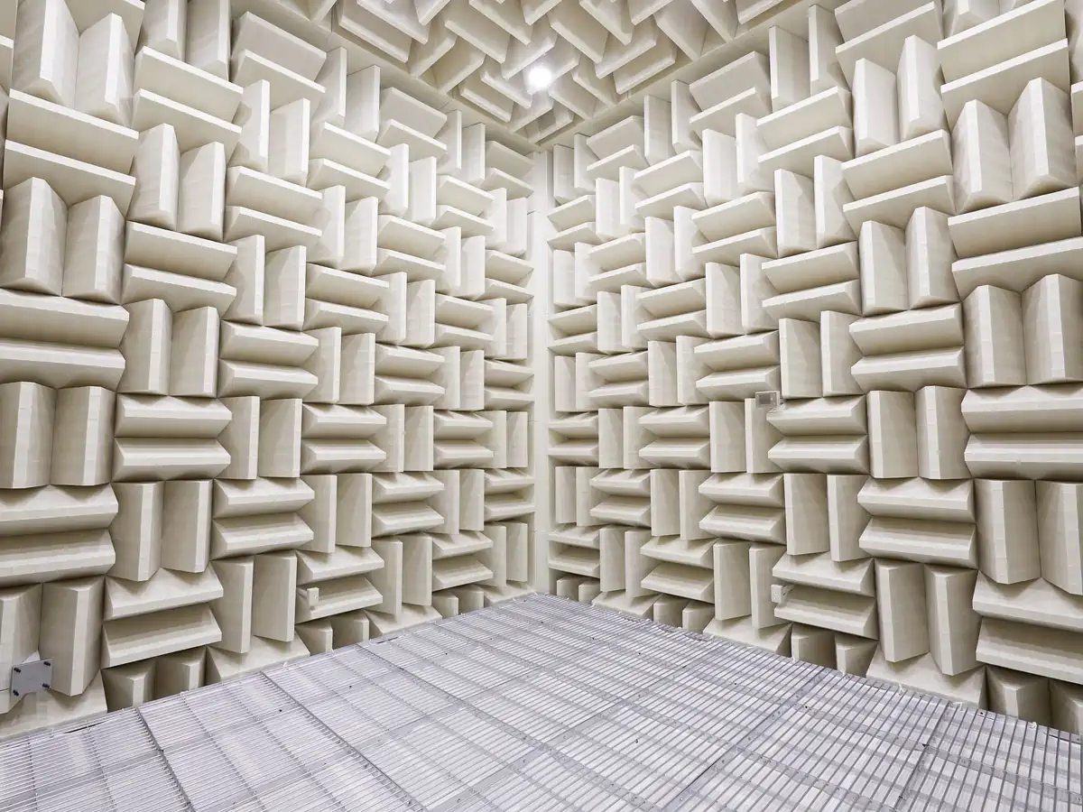Fully anechoic chamber medium corner angle